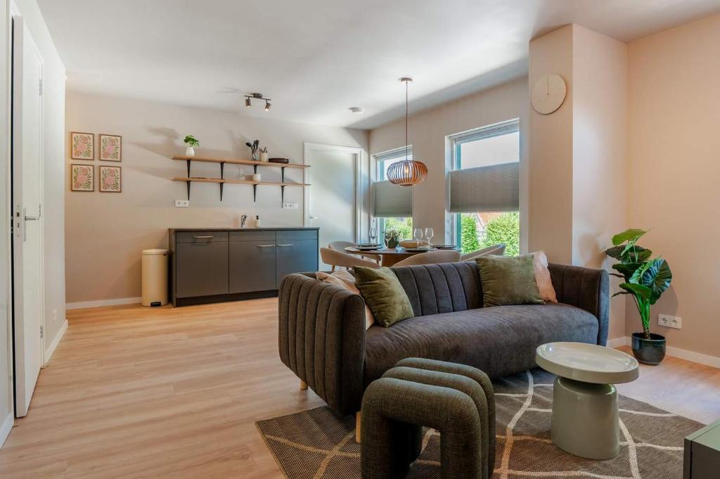 a living room with a couch and a kitchen at Boven restaurant de Babbelaar 2 in Oostkapelle