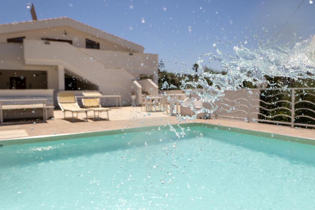 a splash of water in a swimming pool at La Duchessa e Il Contadino in Vieste