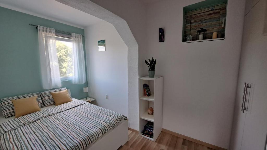 a bedroom with a bed and a window at Apartment Succulenta in Crno
