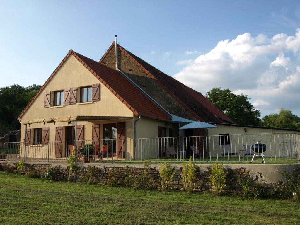 a house with a fence in front of it at Le Clos in Anthien
