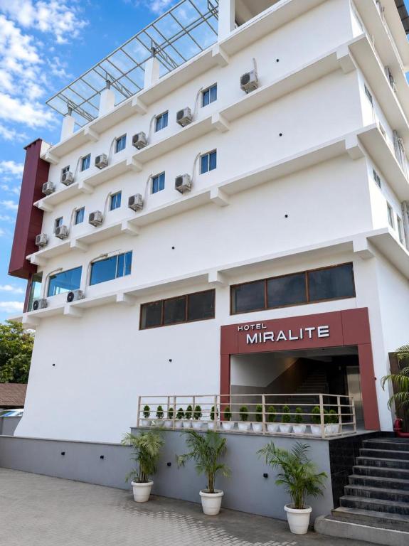 ein Blick auf das Malediven-Hotel in der Unterkunft Hotel Miralite in Tinsukia
