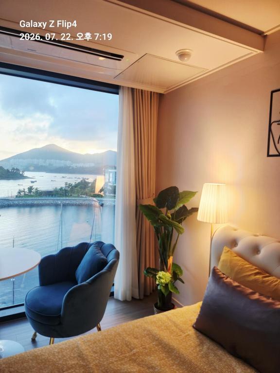 a hotel room with a view of the water at 히얼마리나 in Ungch'ŏn-ni