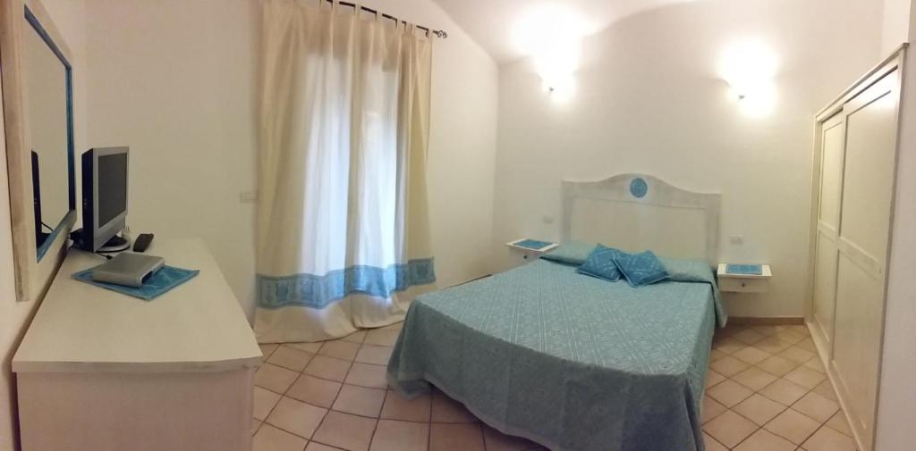 オルビアにあるViletta Caposchieraのベッドルーム(ベッド1台、テレビ付)