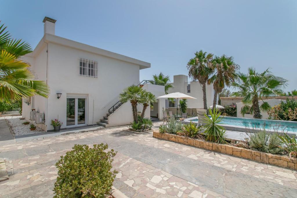 an exterior view of a house with a swimming pool at Casa di soza in Busot