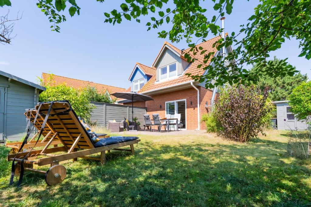 a backyard with a swing and a house at Ülleken in Fehmarn