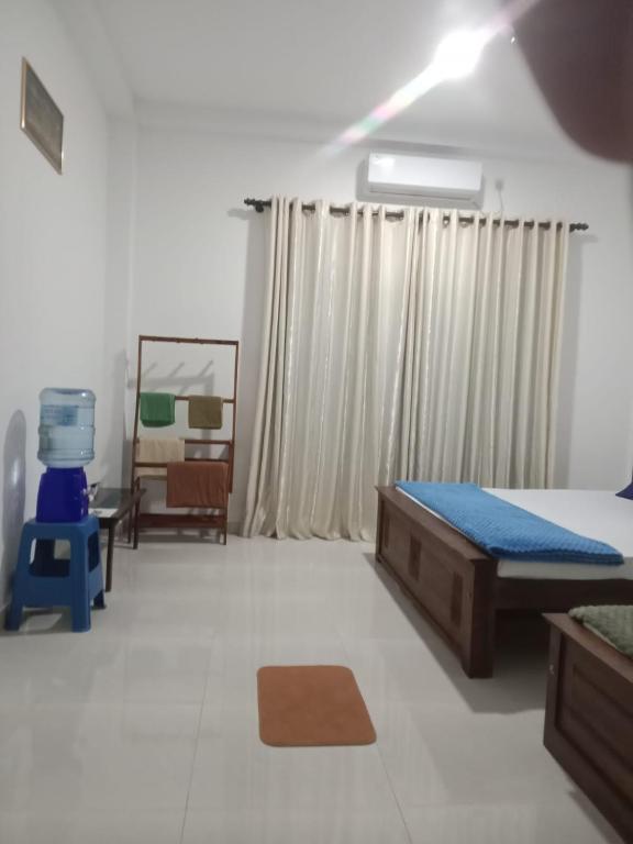 a bedroom with a bed and a window at Bosadi Guest House Katunayake in Katunayaka