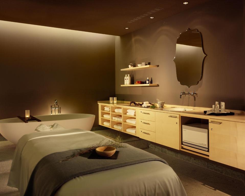 a bathroom with a tub and a sink and a bath tub at HYPERION Hotel Dresden Am Schloss in Dresden