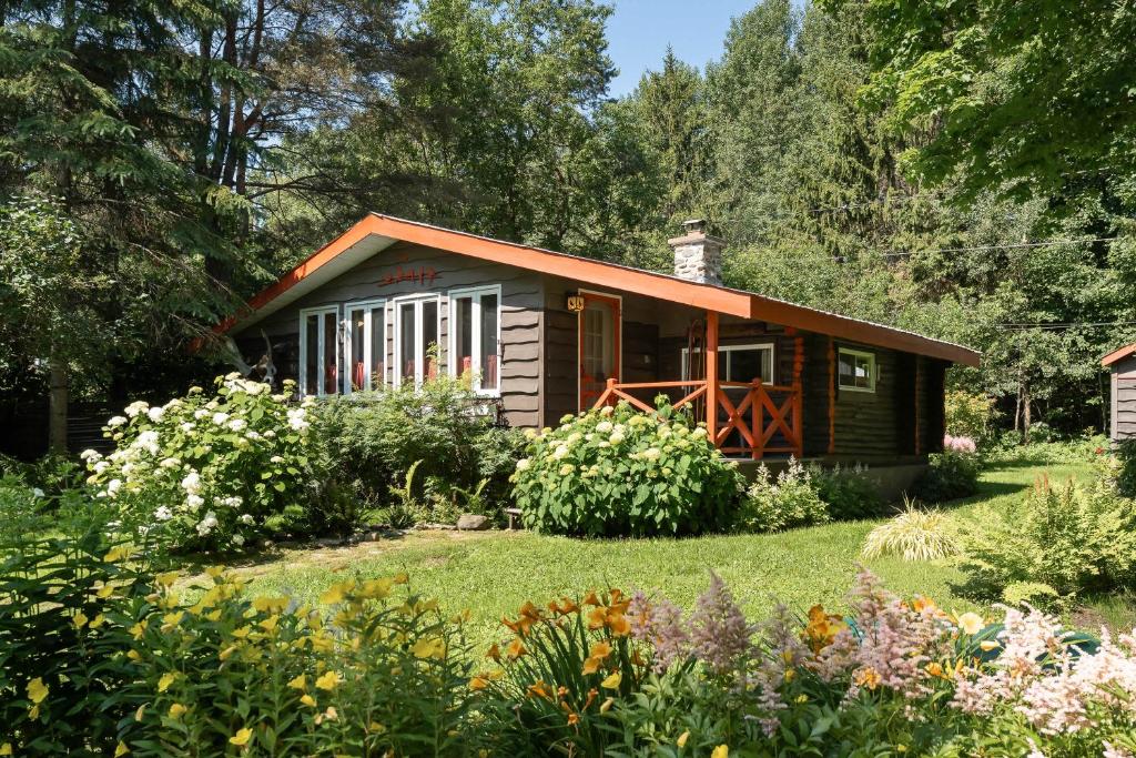 a cabin in the middle of a garden at Spa Nature & Mountain - Le Pinacle in Frelighsburg