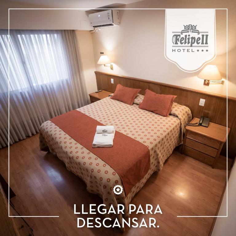ein Hotelzimmer mit einem Bett in einem Zimmer in der Unterkunft Hotel Felipe II in Cordoba