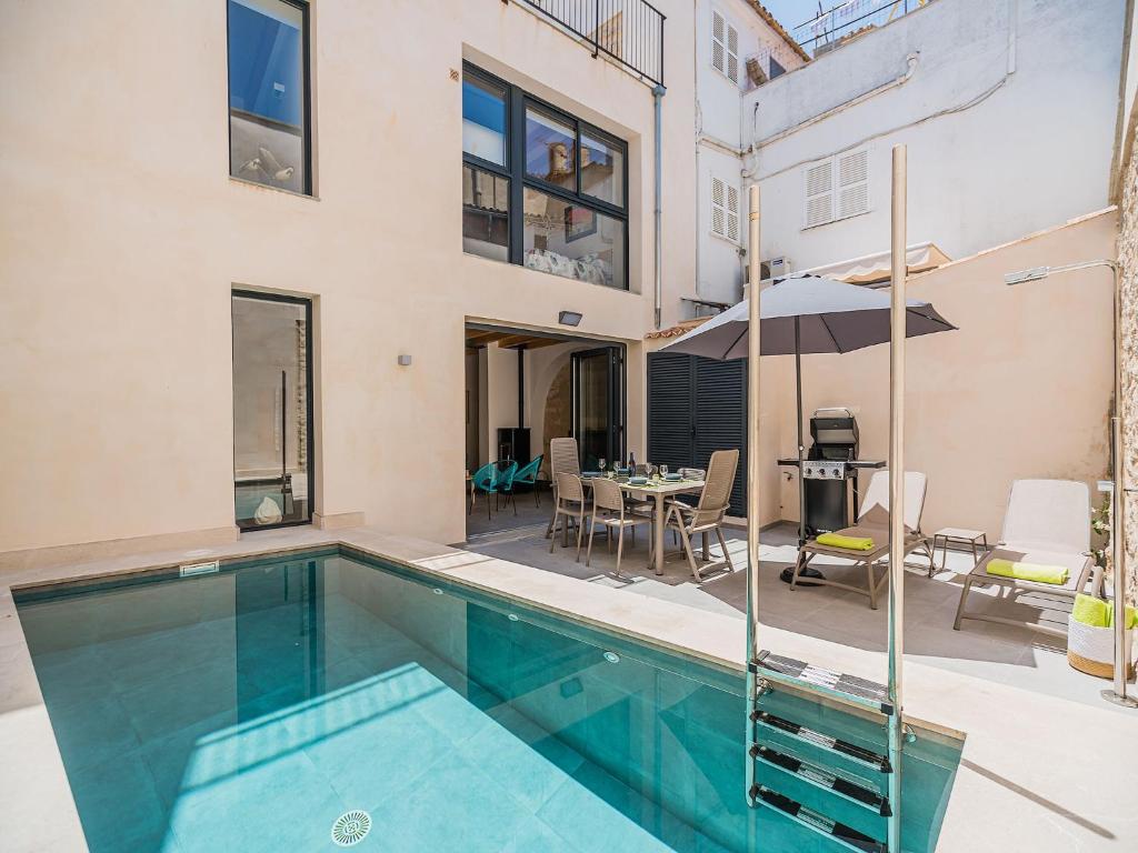 Old Town Townhouse with Pool, Pollença