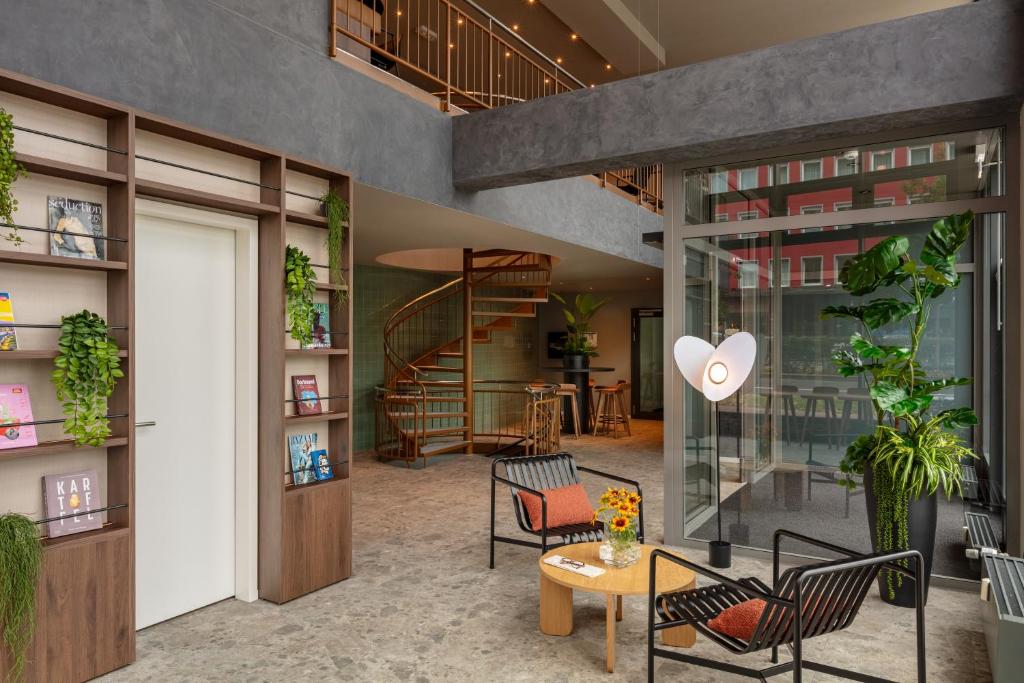 a lobby with chairs and a table with a heart on the window at Bob W Dortmund Stadtmitte in Dortmund