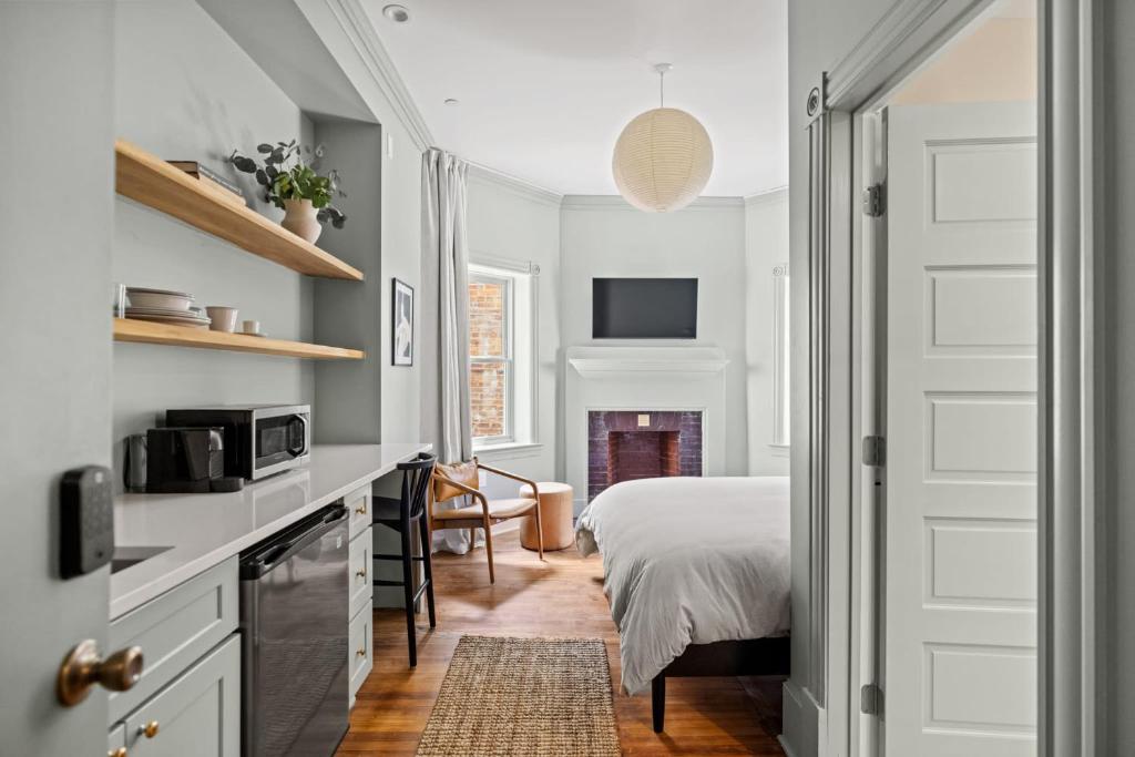 a bedroom with a bed and a kitchen at Suite 3B at Maison Dupont a Dupont Circle Inn in Washington, D.C.