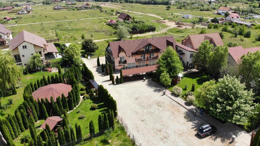 an aerial view of a house with a yard at Pensiunea Mountain King in Sâmbăta de Sus