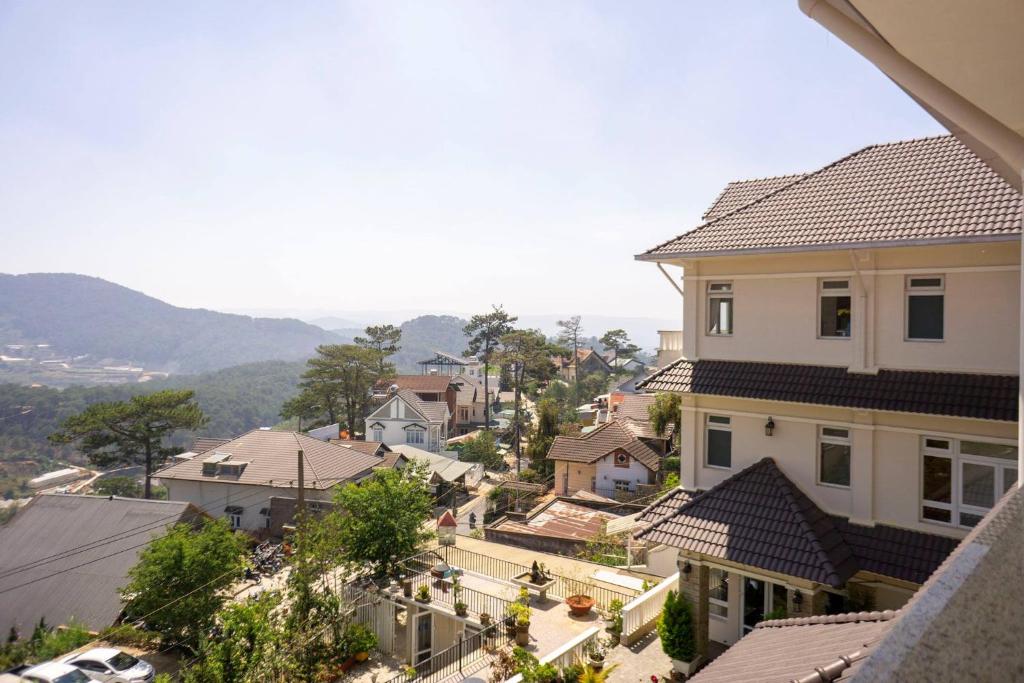 an aerial view of a town with houses at Nhật Vy 1 Đà Lạt in Ấp Ða Lợi