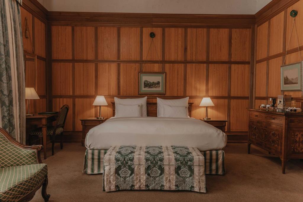 a bedroom with a large bed and wooden walls at Hotel König von Ungarn in Vienna