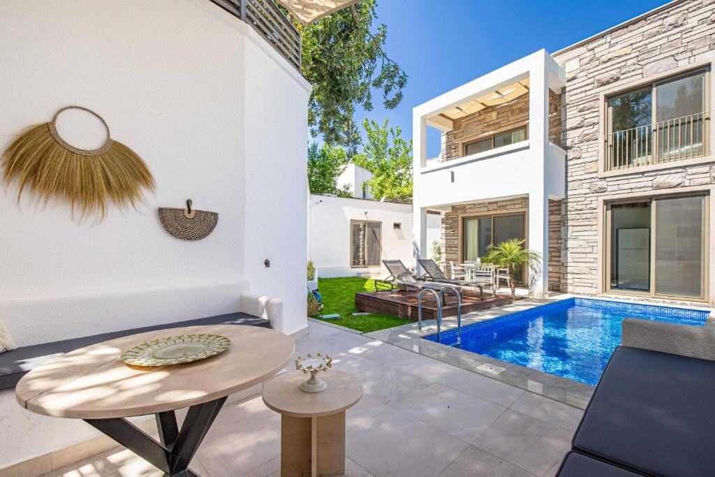 a villa with a swimming pool and a house at Villa Luna Bodrum, Özel Isıtmalı Havuzlu in Ortakent