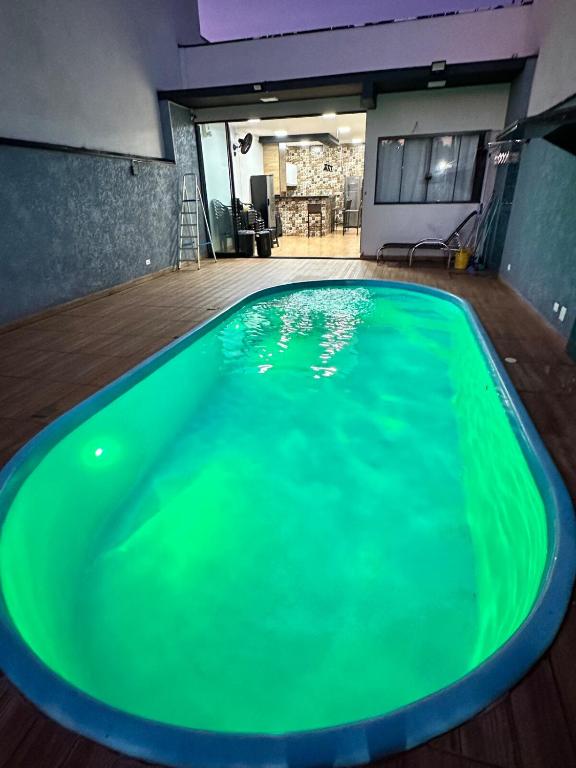 a large green bath tub in a room at Área de Lazer DAY USE - Chácara do Danilo in Maringá