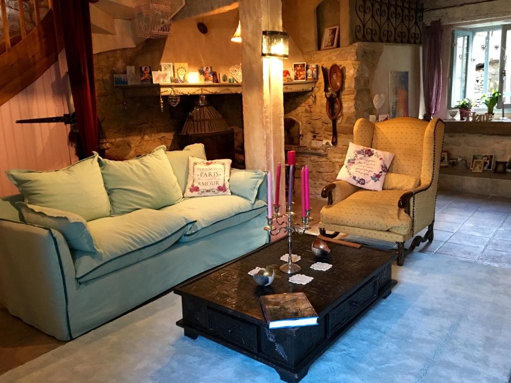 Una sala de estar con un sofá y una mesa de café. en Occitania B&B, en Puivert