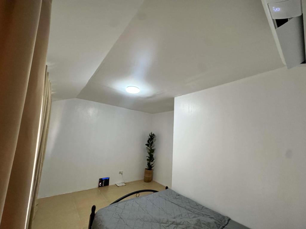 a bedroom with a bed and a white wall at Jabs cabin 2 in Angeles