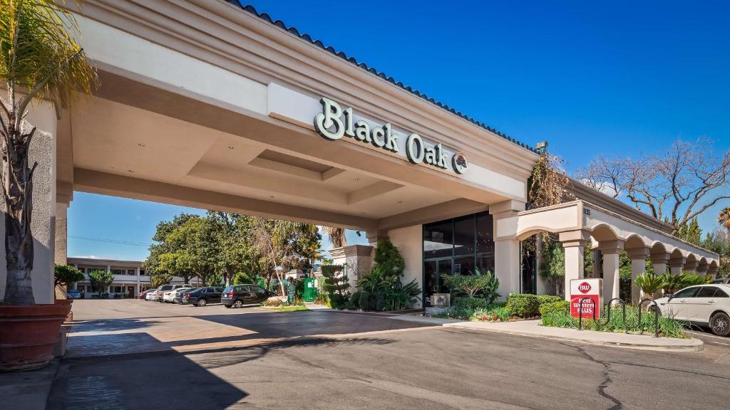 a store with a sign that reads black castle at Best Western Plus Black Oak in Paso Robles