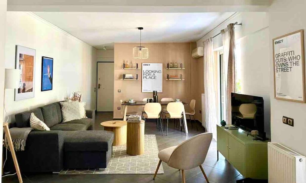 Bright modern central 2bd acropolis side view