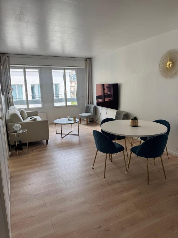 Central Paris Bright renovated apartment
