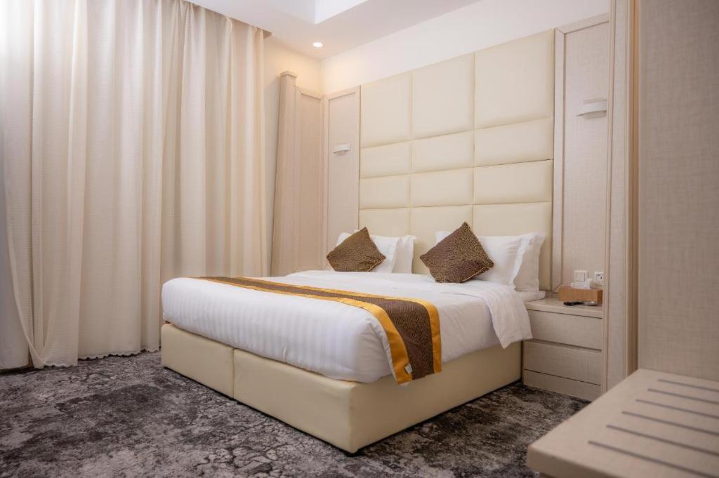 Katil atau katil-katil dalam bilik di Qasr Arin Aprtments For Serviced Apartments شقق قصر ارين للشقق المخدومة