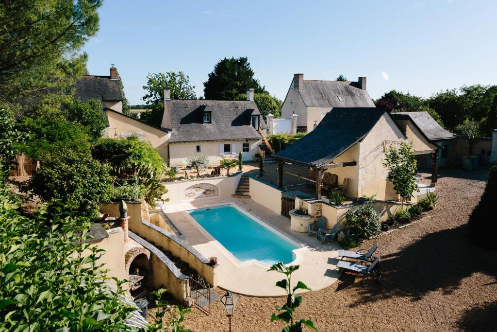 an aerial view of a house with a swimming pool at L'Antre-neuf - 9p, piscine, arrivée autonome, wifi in Fontaine-Milon