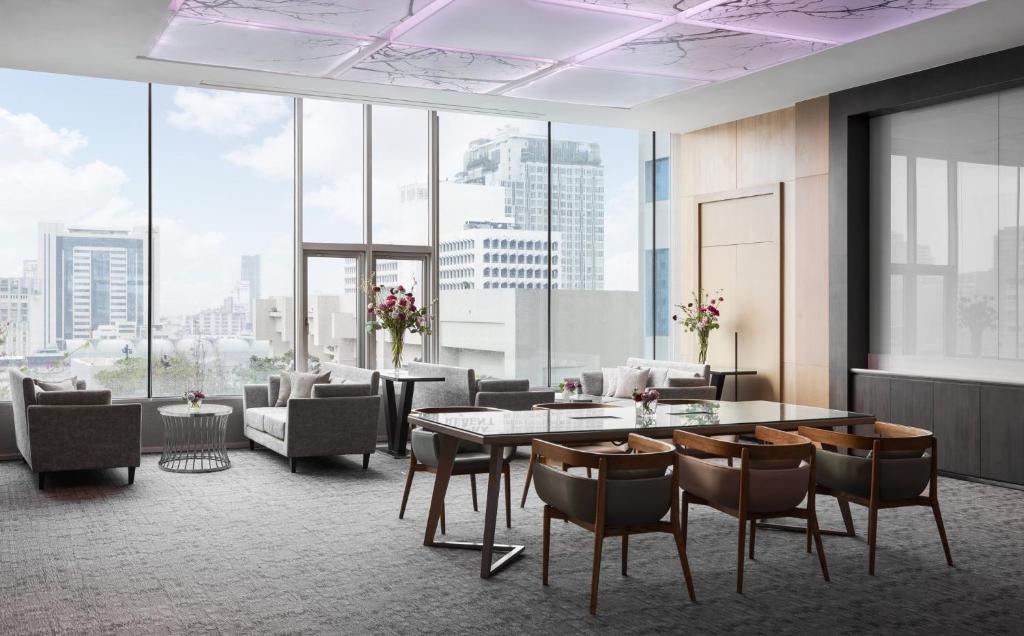 A bright lounge and meeting area with skyline-facing windows.