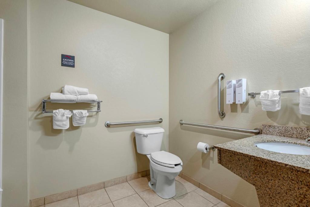 Cobblestone Hotel & Suites - Charlestown - 