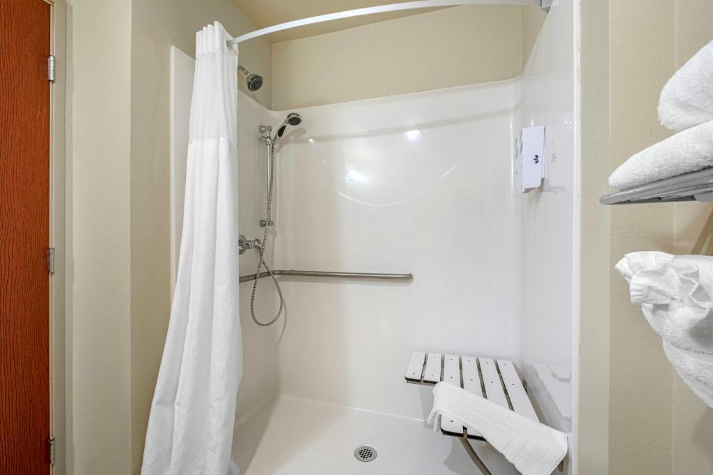 Cobblestone Hotel & Suites - Charlestown - 