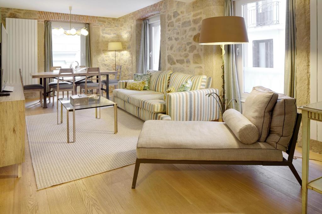 sala de estar con sofá y mesa en Hika Mika Apartment by FeelFree Rentals, en San Sebastián