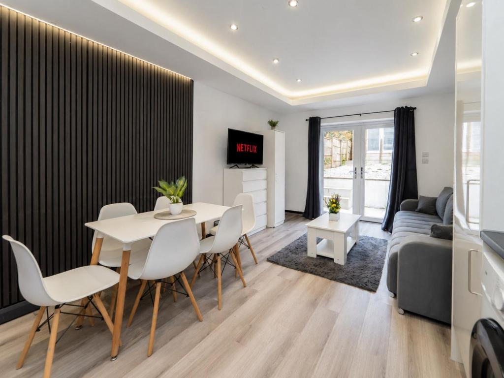 a living room with a table and chairs and a couch at Family & Group House | 3 Baths | Sleeps 12 in Banbury