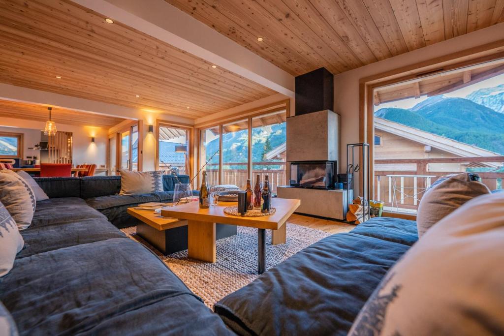 a living room with a couch and a table at Malago in Le Monêtier-les-Bains