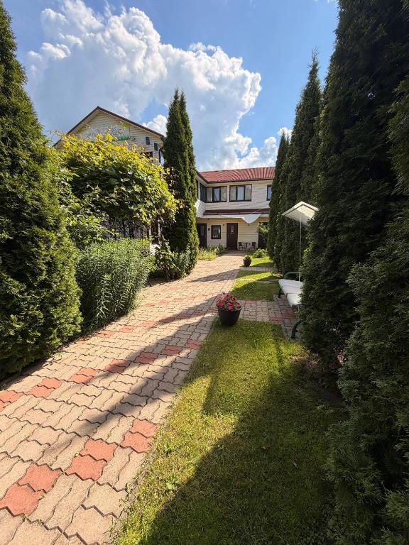 ein Backsteinweg vor einem Haus in der Unterkunft Hotel Veagles in Narva-Jõesuu