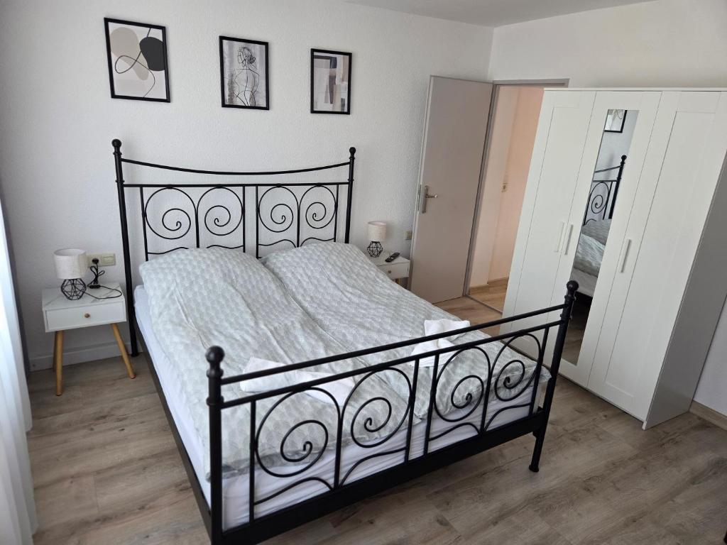 a bedroom with a bed with a black frame at Apartment Linde in Bubesheim