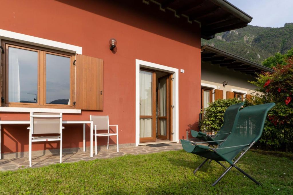 a house with a table and chairs in the yard at Casa Lucia 2 in Crone