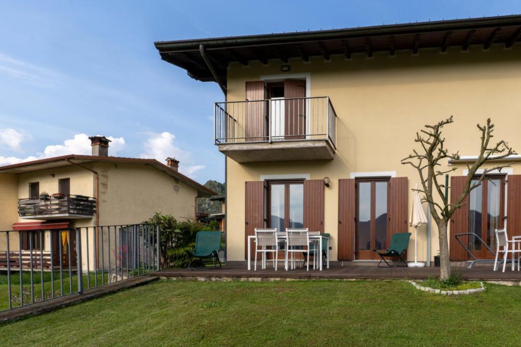 a house with a balcony and a table and chairs at Casa Flora in Crone