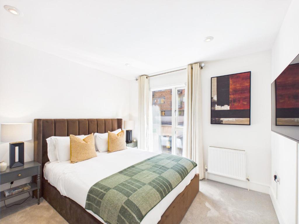 a bedroom with a bed and a window at Westminster Residences by Apt in London