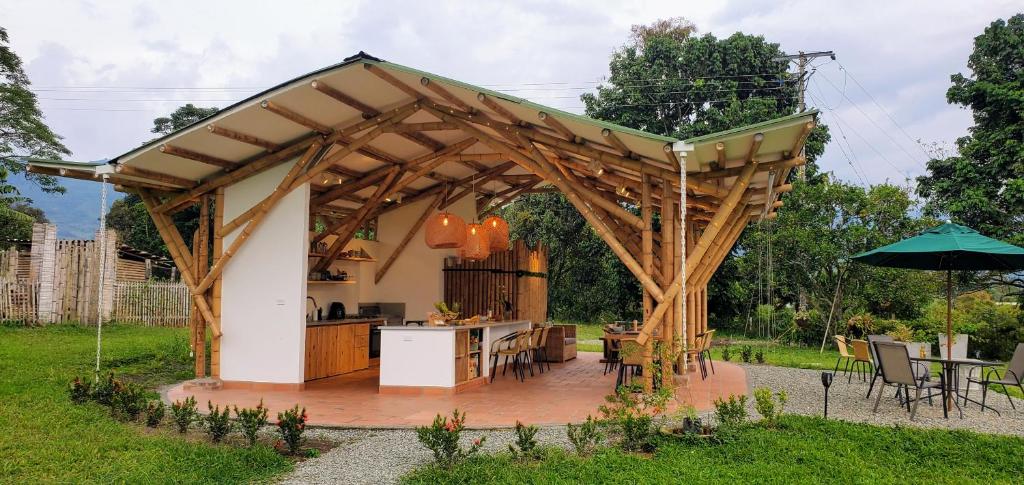 an outdoor kitchen with a pavilion in a garden at Ecohotel Alma in Calarcá