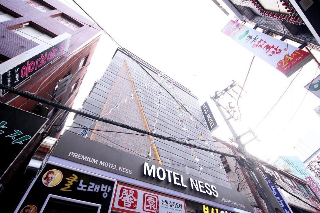 a building with a sign for a motel interests at 벨린 호텔 in Kŏje