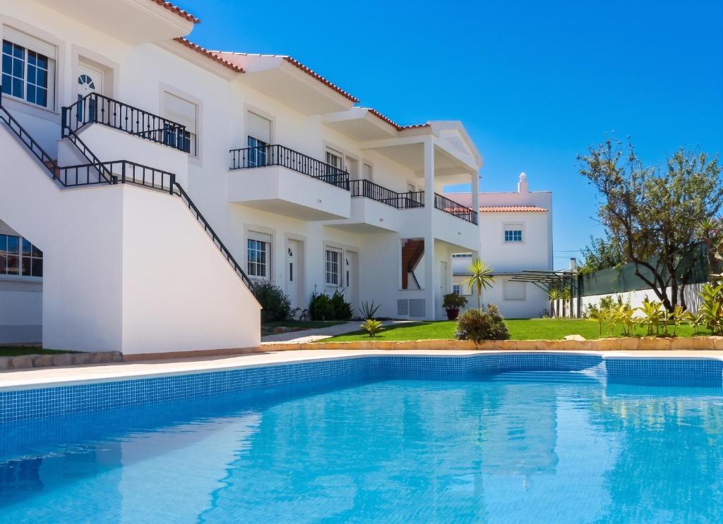 Charming Apartment in Albufeira with Shared Pool