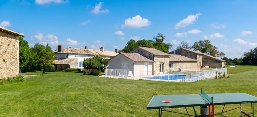 a ping pong table in the yard of a house at Maison charmante à Saint-Vincent-la-Châtre avec piscine partagée in Saint-Vincent-la-Châtre