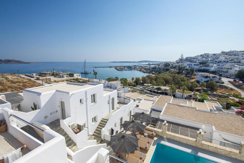 Luftaufnahme einer weißen Villa mit Pool in der Unterkunft Paliomylos Spa Hotel in Naoussa