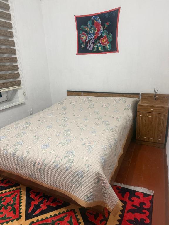 a small bed in a room with a rug at Maximus in Bokonbayevo