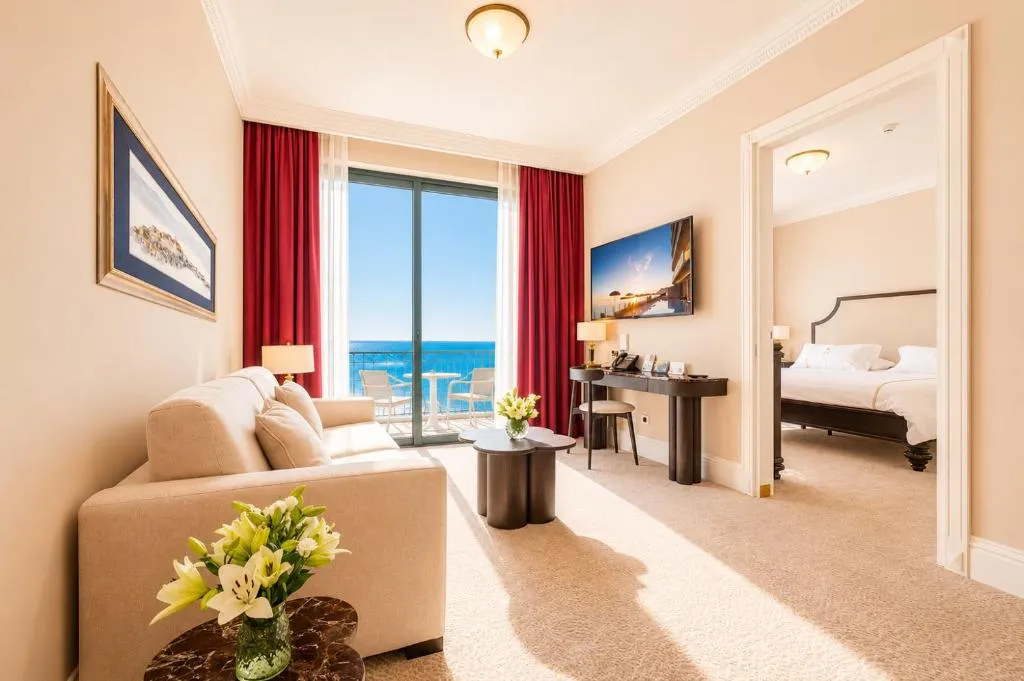 Deluxe King Suite with Sea View and Balcony