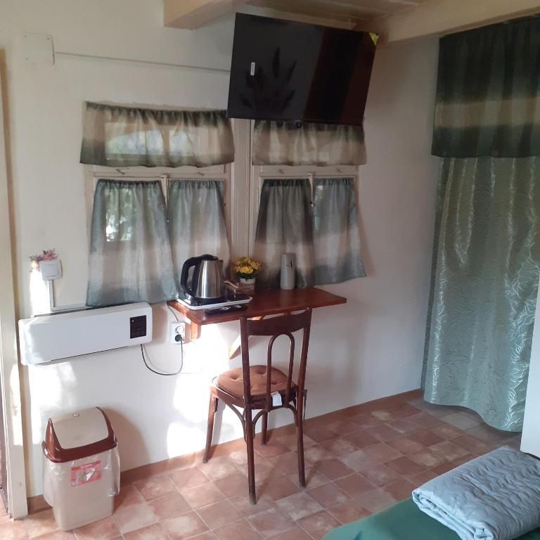 a kitchen with a table and a chair in a room at Dui Brazi in Cuied