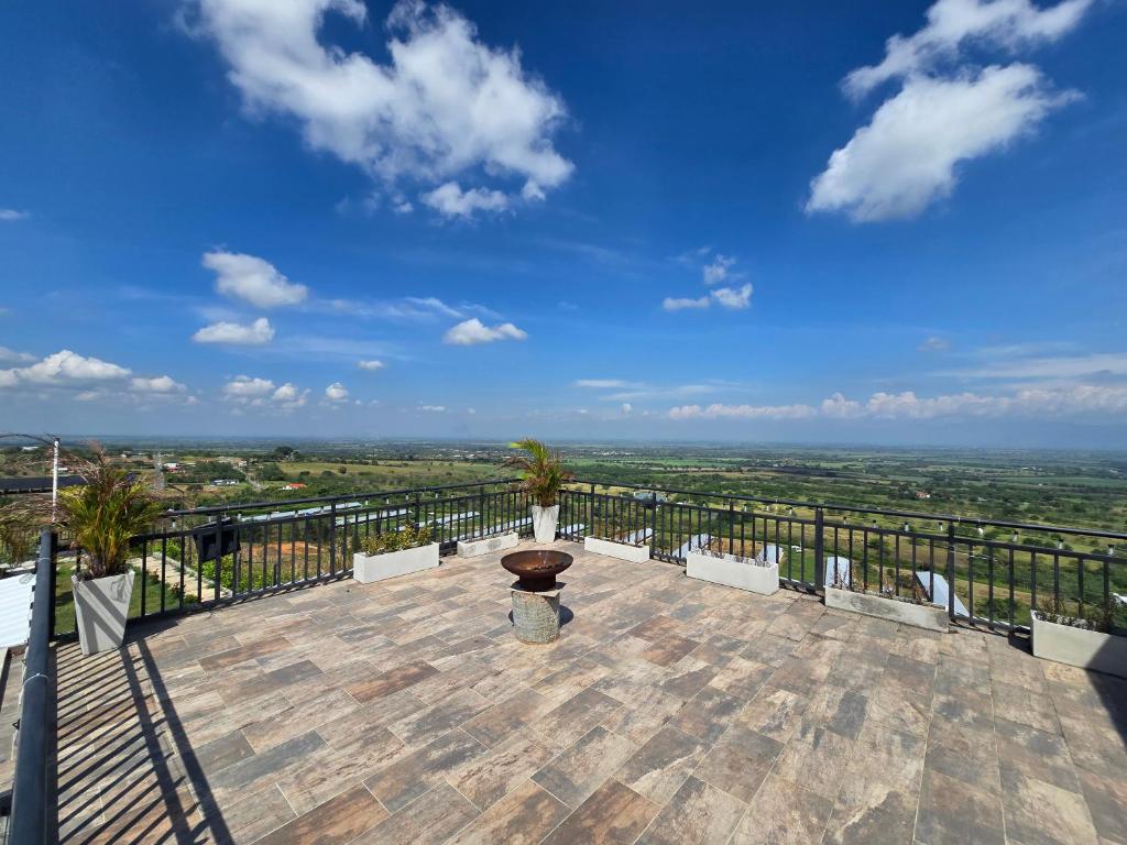 a balcony with a view of the countryside at Chalet - ENCANTO - Donde la Tranquilidad tiene la mejor Vista in El Cerrito