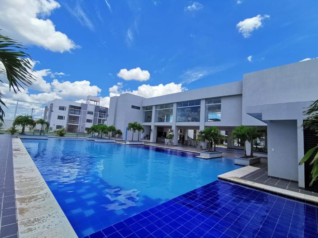a large swimming pool in front of a building at Casa Barcelona in Santa Cruz de la Sierra