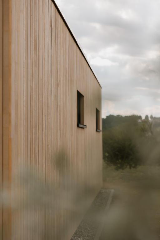 a building with two windows on the side of it at Natururlaub by Klotz TINY HAUS b in Überlingen